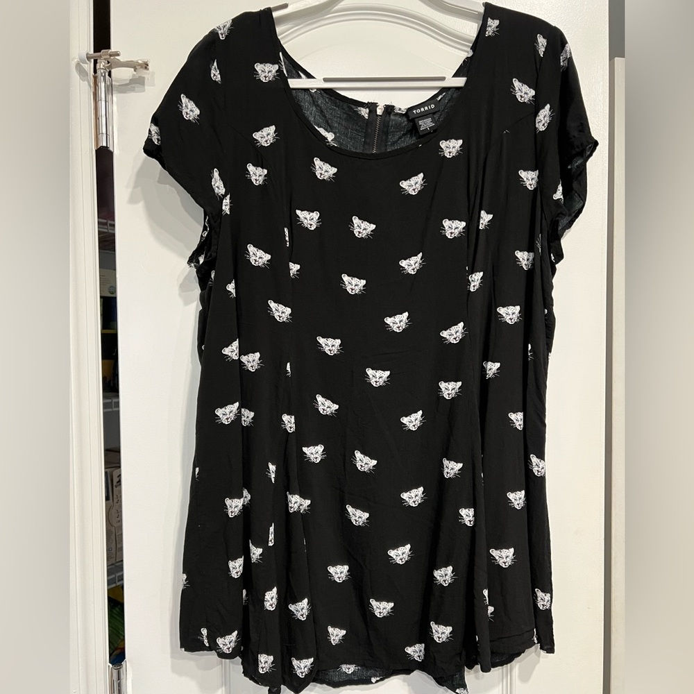 Torrid black with white cheetah print tunic top size 1(14)